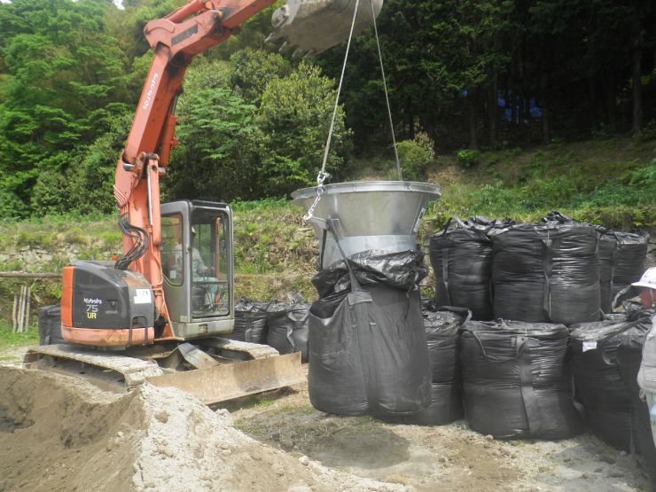 線状降水帯 災害復旧に大型土のう製作治具瞬作2